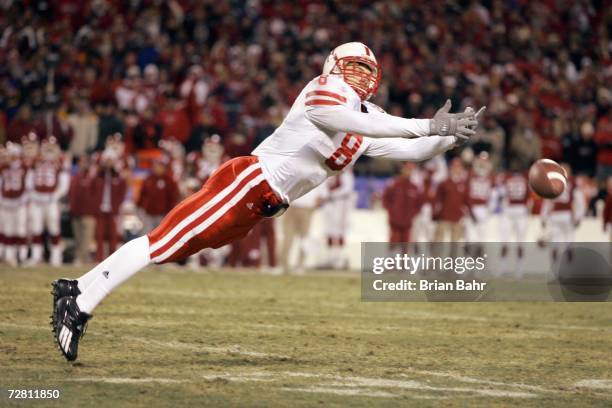 Andrew Shanie of the Nebraska Cornhuskers leaps for the reception against the Oklahoma Sooners late in the fourth quarter of the 2006 Dr. Pepper Big...