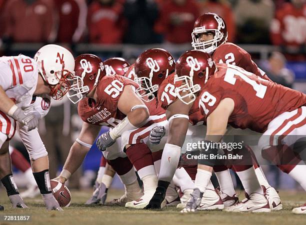 Quarterback Paul Thompson of the Oklahoma Sooners calls the audible against the Nebraska Cornhuskers during the 2006 Dr. Pepper Big 12 Championship...