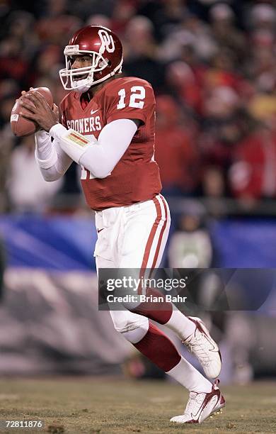 Quarterback Paul Thompson of the Oklahoma Sooners looks to pass the ball against the Nebraska Cornhuskers during the 2006 Dr. Pepper Big 12...