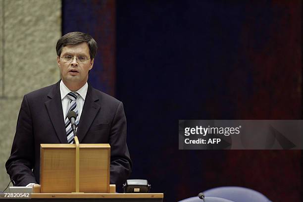 Den Haag, NETHERLANDS: Dutch Prime Minister Jan Peter Balkenende speaks to the parliament after a long crisis council meeting with the cabinet in The...