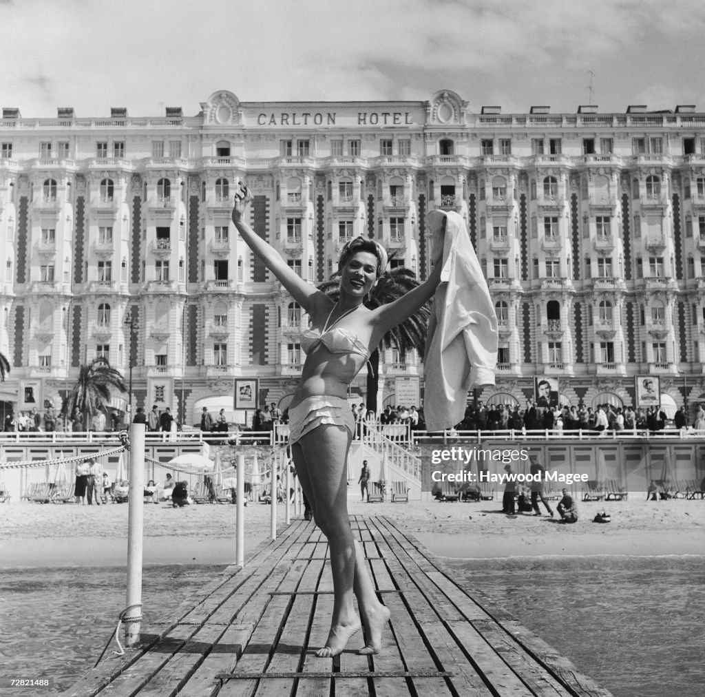 Polish actress Bella Darvi poses in front of the Carlton Hotel during
