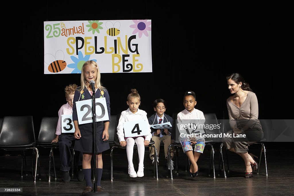 (Mädchen) (6 – 7) kannst Buchstabier-Wettbewerb Gewinnspiel