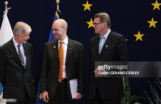 Sweden's Prime Minister Fredrik Reinfeldt is greeted by Finland's Prime Minister Maati Vahanen and his foreign minister Erkki Tuomioja, prior a EU...