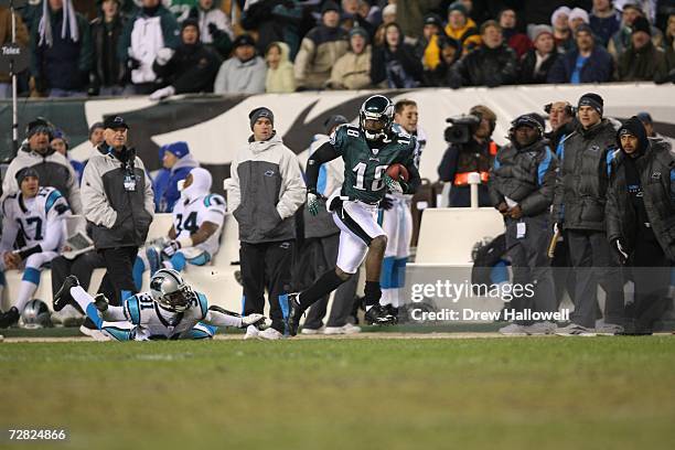 Wide Receiver Donte Stallworth of the Philadelphia Eagles runs with the ball during the game against the Carolina Panthers on December 4, 2006 at...