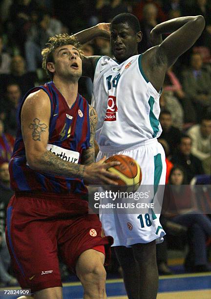 Barcelona's Mario Kasun vies with Pau Orthez Michael Wright during the EuroLeague basketball Group C match at the Palau Blaugrana in Barcelona, 14...