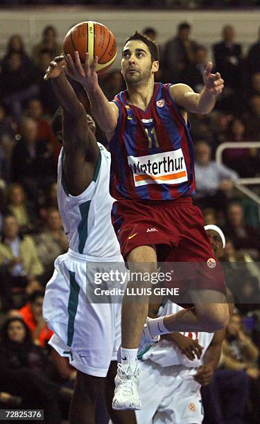 Barcelona's Juan Carlos Navarro vies with Pau Orthez Michael Wright during a EuroLeague basketball Group C match at the Palau Blaugrana in Barcelona,...