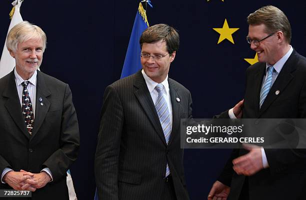 Netherlands' Prime Minister Jan Peter Balkenende is greeted by Finland's Prime Minister Maati Vahanen and his foreign minister Erkki Tuomioja prior a...