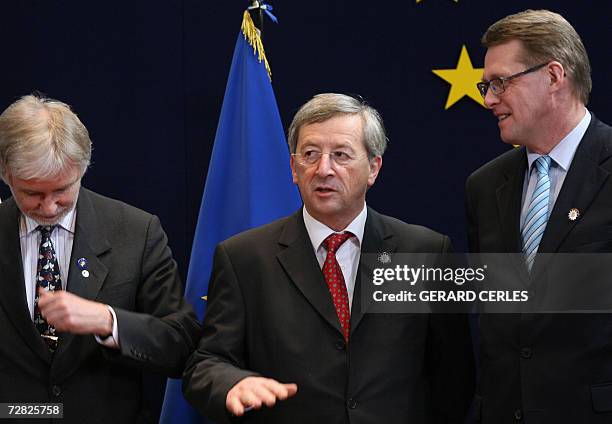 Luxembourg's Prime Minister Jean-Claude Juncker is greeted by Finland's Prime Minister Maati Vahanen and his foreign minister Erkki Tuomioja prior a...