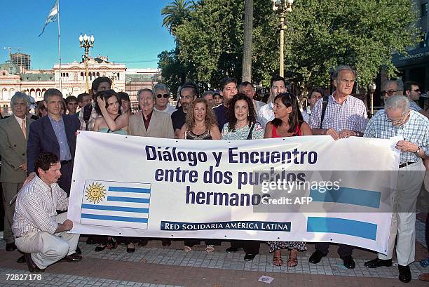 Buenos Aires, ARGENTINA: Una treintena de figuras de la cultura participan en un acto en Plaza de Mayo en Buenos Aires, el 14 de diciembre de 2006,...