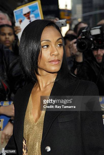 Actor Jada Pinkett Smith arrives at the Ed Sullivan Theater for a taping of the ''Late Show with David Letterman'' on December 14, 2006 in New York...