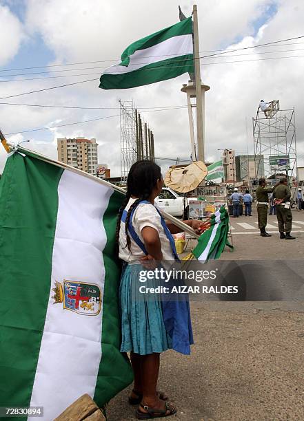 Una indigena aymara vende banderas con los colores de Santa Cruz el 15 de diciembre de 2006, frente al palco donde se realizara el cabildo abierto....