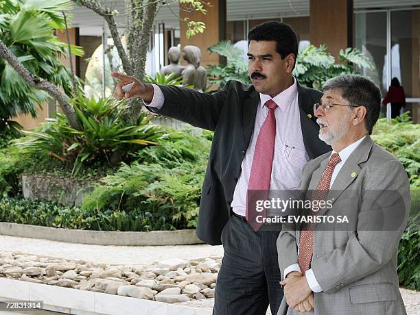 Los cancilleres de Venezuela Nicolas Maduro y de Brasil Celso Amorim conversan antes de la foto de familia en el Palacio Itamaraty en Brasilia,...