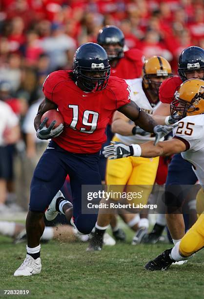 Runningback Chris Henry of the Arizona Wildcats, rushes against the Arizona State Sun Devils at Arizona Stadium on November 25, 2006 in Tucson,...