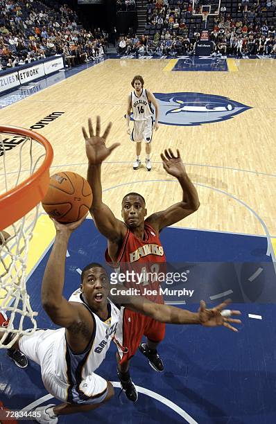 Eddie Jones of the Memphis Grizzlies shoots past Lorenzen Wright of the Atlanta Hawks on December 15, 2006 at FedExForum in Memphis, Tennessee. NOTE...