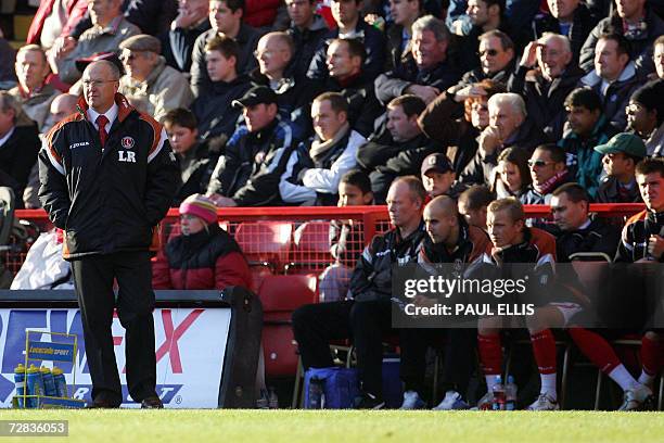 London, UNITED KINGDOM: Charlton Athletic head coach Les Reed watches his team take on Liverpool during their English Premiership football match at...