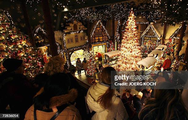 Rothenburg ob der Tauber, GERMANY: Customers visit the "Kaethe Wohlfahrt Christmas Village" in the southern town of Rothenburg ob der Tauber, 16...