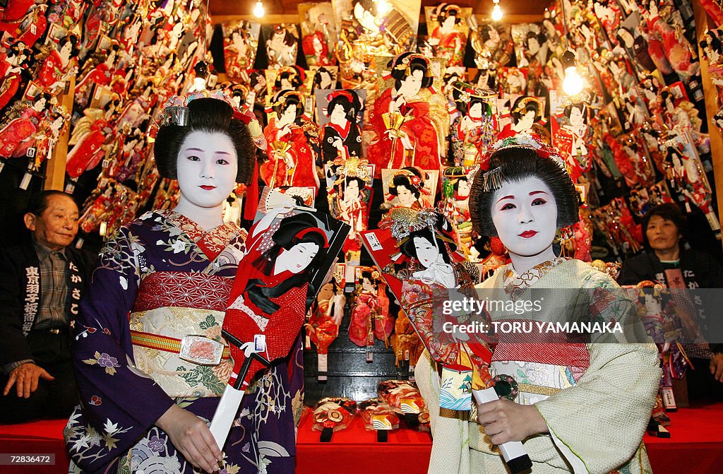 Japanese geisha girls clad in kimonos ad