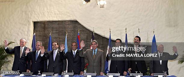 El vicepresidente de Republica Dominicana, Rafael Alburquerque, el presidente de Guatemala, Oscar Berger, el presidente de El Salvador, Antonio Saca,...