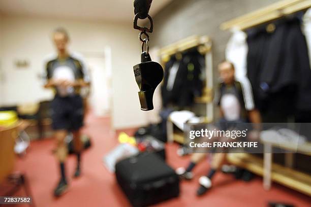 Les arbitres Franck Leloup et l'arbitre principal Bertrand Layec se preparent dans leur vestiaire avant le debut de la rencontre de L1...