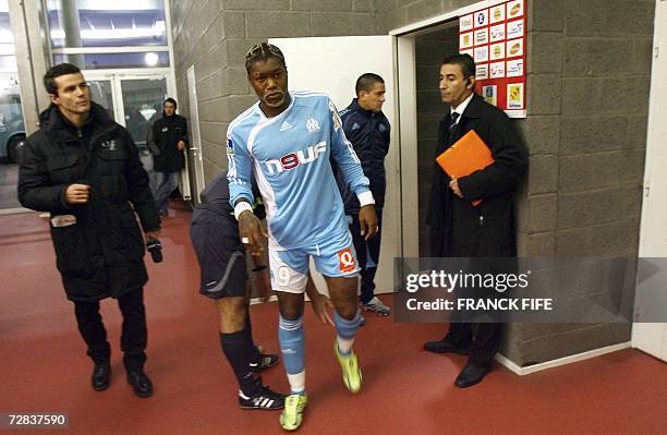 Attaquant marseillais Djibrill Cisse se fait controler ses crampons par l'arbitre-assistant Franck Leloup avant le debut de la rencontre de L1...