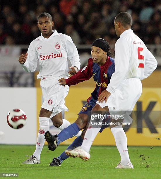 Ronaldinho of FC Barcelona controls the ball during the final of the FIFA Club World Cup Japan 2006 between Sport Club Internacional and FC Barcelona...