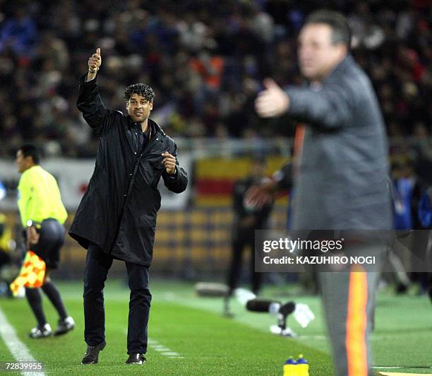 Spain's FC Barcelona head coach Frank Rijkaard gives advice to players while Brazil's SC Internacional head coach Abel Braga also instructs during...