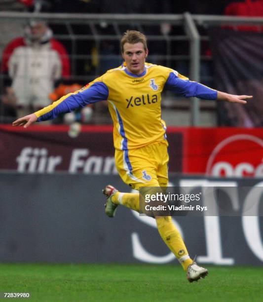 Klemen Lavric of Duisburg celebrates after scoring the third and final goal during the Second Bundesliga match between Rot Weiss Essen and MSV...