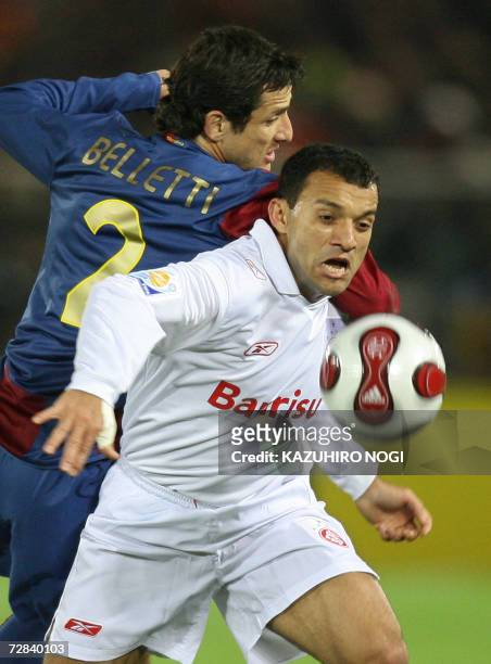 Brazil's SC Internacional forward Iarley and Spain's FC Barcelona defender Belletti fight for the ball during their final match of the FIFA Club...
