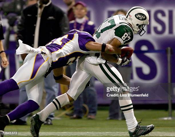 Laveranues Coles of the New York Jets carries the ball for a touchdown against Fred Smoot of the Minnesota Vikings on December 17, 2006 at Hubert H....