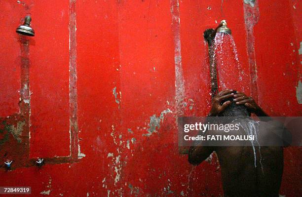 Malelane, SOUTH AFRICA: Bonkosi Lubisi takes a shower at the Amazing Grace Children Centre in Malelane, Nelspruit, South Africa, 15 December 2006....