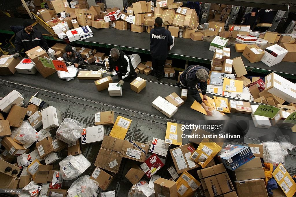Fed Ex Estimates Record Day For Shipping