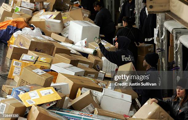 Fedex Job Box 1,412 Fedex Box Stock Photos, High-Res Pictures, and Images - Getty Images