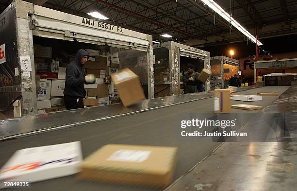 Fedex Job Box 9,717 Workers At A Fedex Facility Stock Photos, High-Res Pictures, and ...