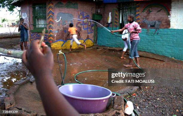 Malelane, SOUTH AFRICA: Children play at the Amazing Grace Children Centre in Malelane, Nelspruit, South Africa, 15 December 2006. The centre takes...