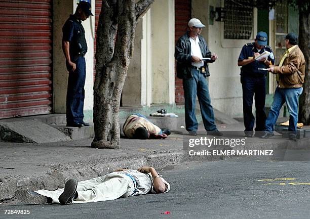 Tegucigalpa, HONDURAS: Agentes de la Direccion General de Investigacion Criminal de Honduras hacen anotaciones en el lugar donde cuatro supuestos...