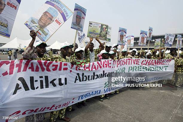 Supporters chant slogans to usher in Nigerian Vice President Atiku Abubakar 20 December 2006 in Tafawa Balewa Square in Lagos, where he came to seek...
