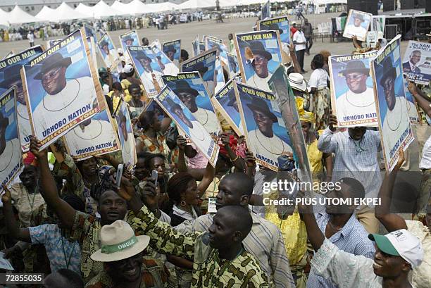 Supporters dance with posters of Nigerian Vice President Atiku Abubakar 20 December 2006 in Tafawa Balewa Square in Lagos, where the politician came...