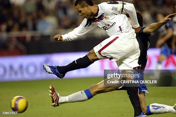 Sevilla's Brazilian Luis Fabiano makes a pass to French Frederic Kanoute and scoring against Deportivo la Coruna's during a Spanish league football...