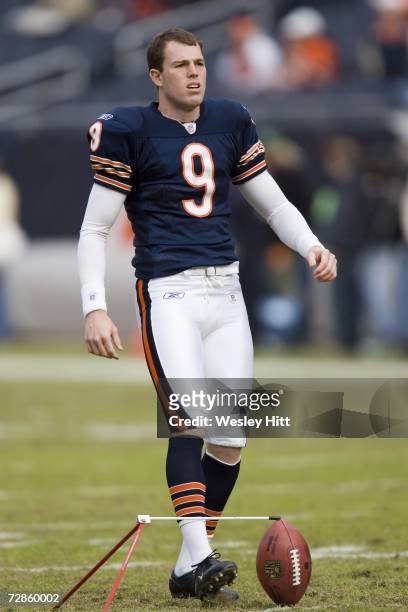 Kicker Robbie Gould of the Chicago Bears practices before a game against the Tampa Bay Buccaneers at Soldier Field on December 17, 2006 in Chicago,...