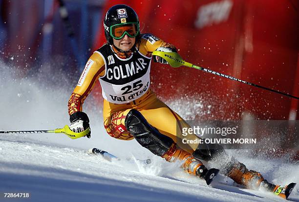 Canada's Brigitte Acton clears a gate during the first run of the World Cup Alpine skiing slalom race, in Val d'Isere, French Alps, 21 December 2006....
