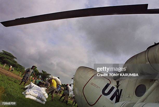 Villagers carry out relief supplies from a helicopter at Malindi, 22 December 2006 to be flown to drought ravaged Gaarsen in Tana River district...