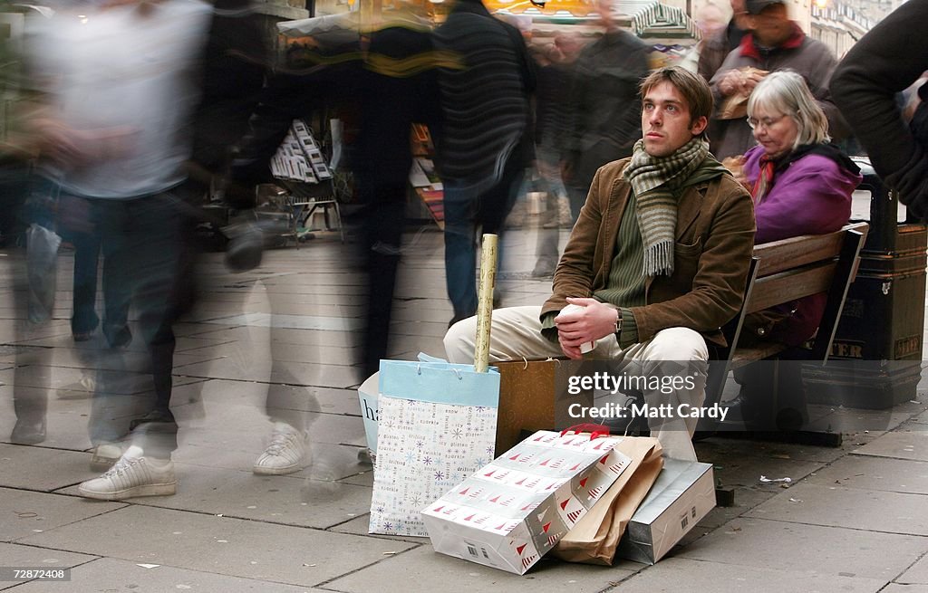 Christmas Shoppers Hunt For Last Minute Gifts