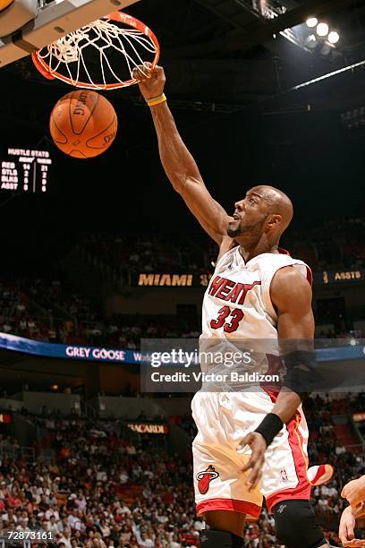 Alonzo Mourning of the Miami Heat dunks against the Golden State Warriors on December 23 , 2006 at American Airlines Arena in Miami, Florida. NOTE TO...