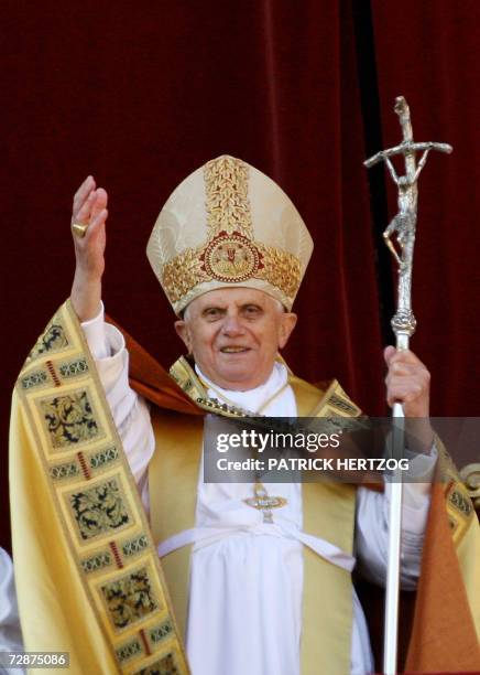 Vatican City, VATICAN CITY STATE: Pope Benedict XVI blesses the pilgrims and faithfulls from the main balcony of St-Peter's basilica at the Vatican,...