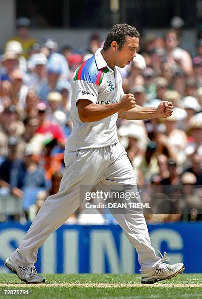 Auckland, NEW ZEALAND: New Zealand bowler Andre Adams celebrates the wicket of Sri Lanka's Kumar Sangakkara during the 2nd Twenty20 match between the...