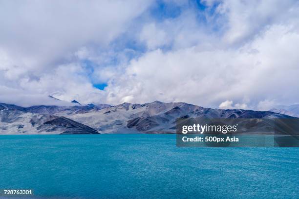 scenic view of karakul lake, xinjiang uygur autonomous region, china - lake karakul stock pictures, royalty-free photos & images