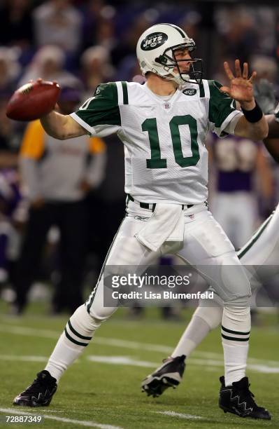 Quarterback Chad Pennington of the New York Jets looks to pass during the game against the Minnesota Vikings on December 17, 2006 at Hubert H....