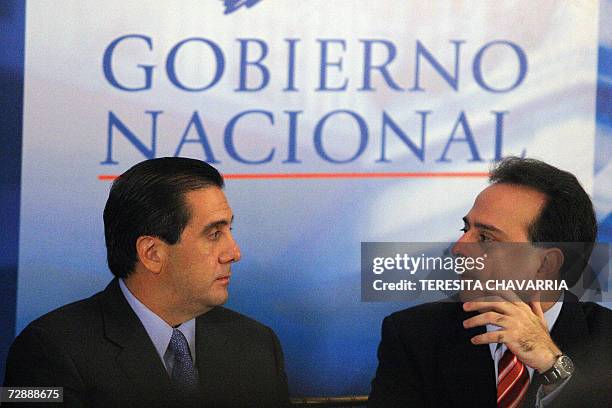 Martin Torrijos , presidente de Panama escucha al Alejandro Ferrer , ministro de Comercio e Industrias el 27 de diciembre de 2007 durante el acto de...