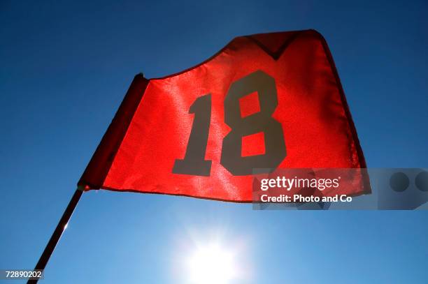 flag eighteen at golf course, close-up, low angle view - drapeau de golf photos et images de collection