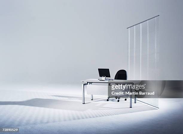 flat screen monitor on office desk in empty studio - desk 個照片及圖片檔